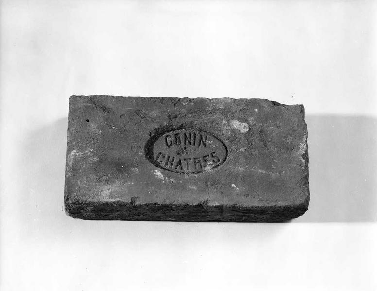 Brique avec inscription : GONIN/A/CHATRES.