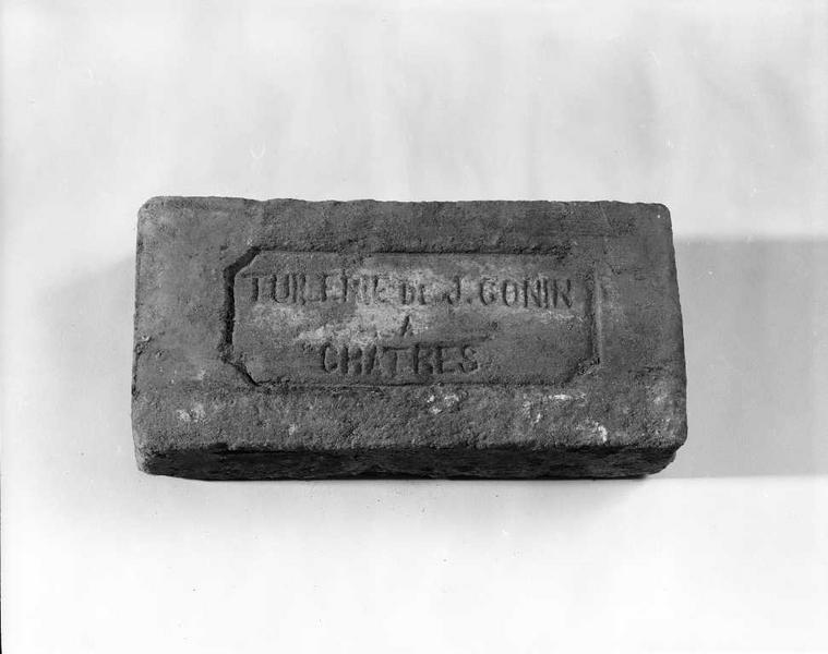 Brique avec inscription : TUILERIE de J. GONIN/A/CHATRES.