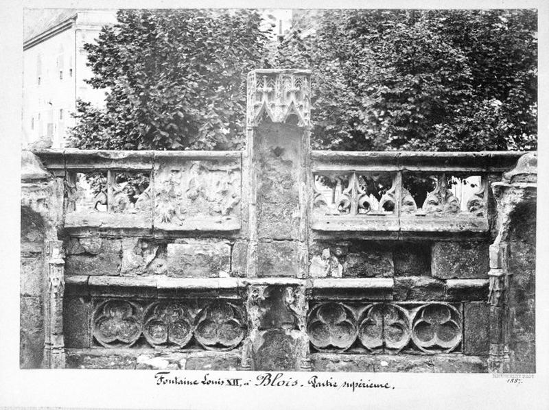 Fontaine de l'Arsis des Comtes de Blois, dite fontaine Louis XII. Face est, détails des parties supérieures avant restauration.