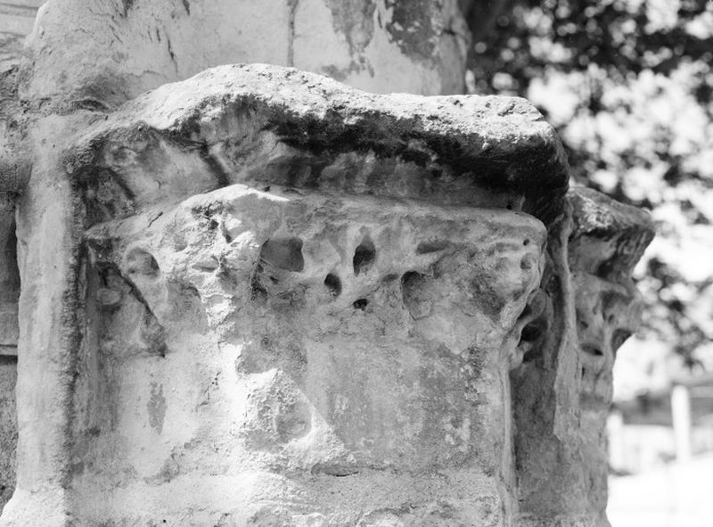 Fontaine de l'Arsis des Comtes de Blois, dite fontaine Louis XII. Pilier d'angle droit, état actuel.