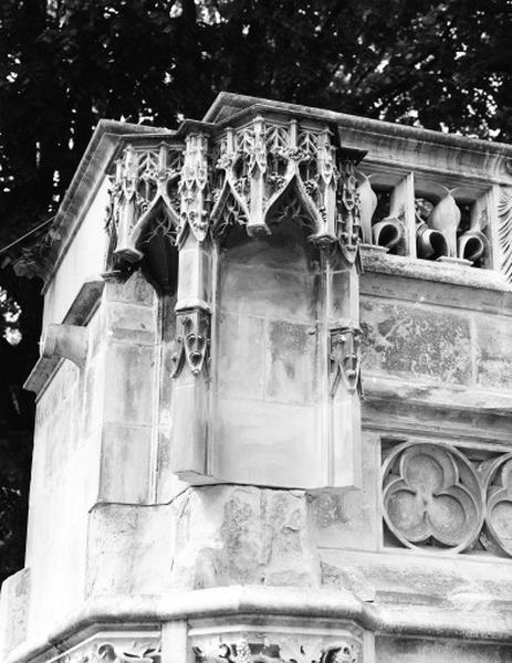 Fontaine de l'Arsis des Comtes de Blois, dite fontaine Louis XII. Etat actuel, détail : niches d'angle côté gauche.