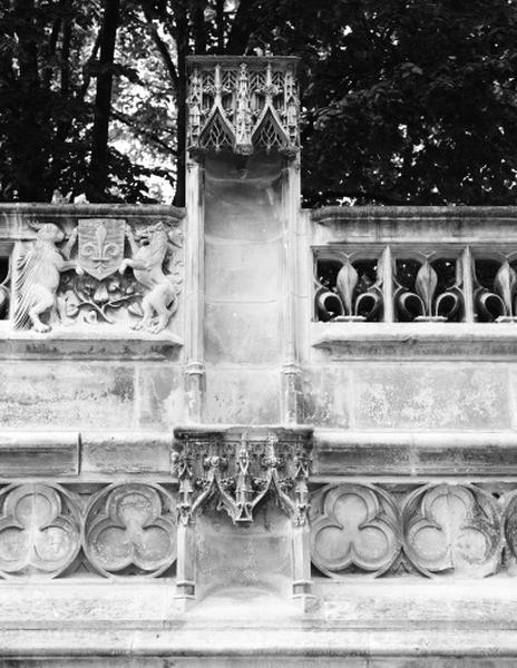 Fontaine de l'Arsis des Comtes de Blois, dite fontaine Louis XII. Etat actuel, détail de la niche centrale.