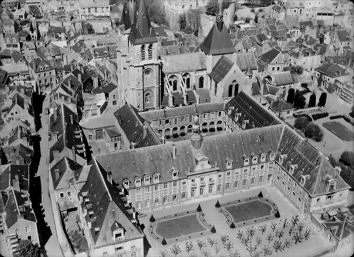 Abbaye de bénédictins et de mauristes Saint-Lomer, actuelle église paroissiale Saint-Nicolas