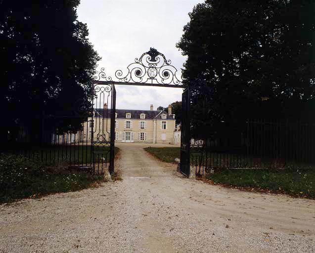 Grille d'entrée et façade sur cour.