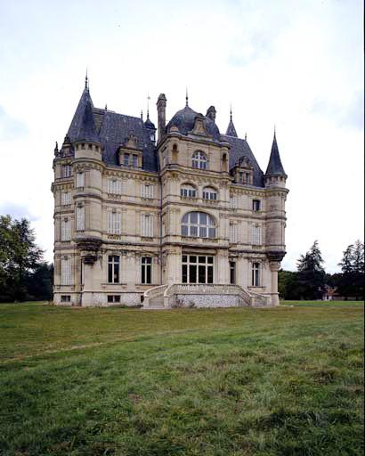 Façade sud. Vue prise du sud ouest.