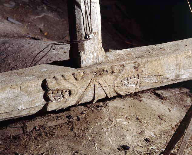 Détail d'un entrait de la charpente, orné d'engoulants.