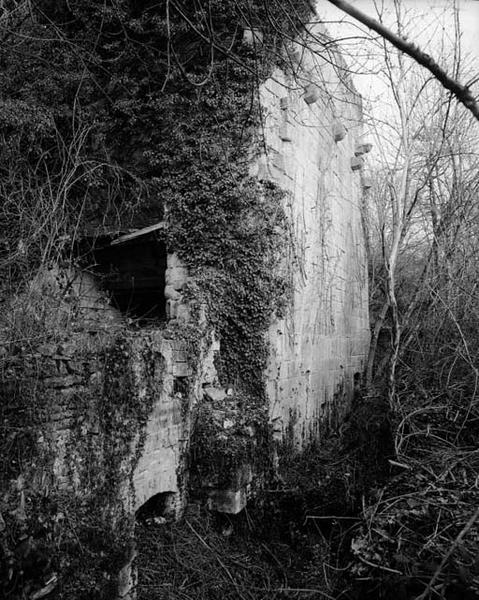 Haut fourneau, angle sud-ouest. Au premier plan à droite, l'Hyvernin servant de coursier pour la roue et à gauche, l'embrasure des soufflets. On distingue le massif contre lequel s'appuyait la roue et au dessus la petite ouverture carrée servant de passage à l'arbre..