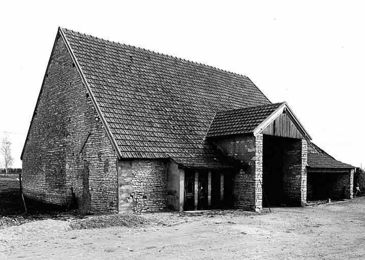 Grange à auvent (n°1) : ancienne porte charretière dans le pignon, actuellement murée..