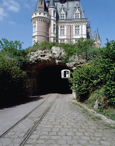 Façade sud, détail du tunnel d'accès