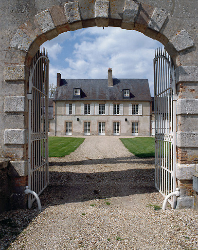 Corps de logis vu depuis le portail d'entrée