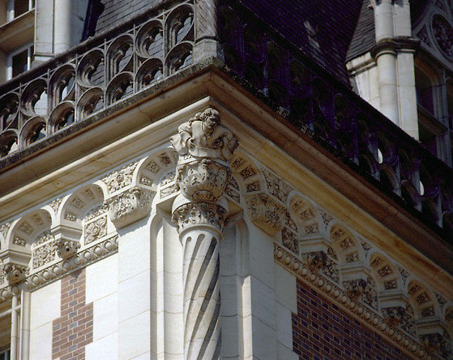 Angle des façades sud et est, détail de la corniche