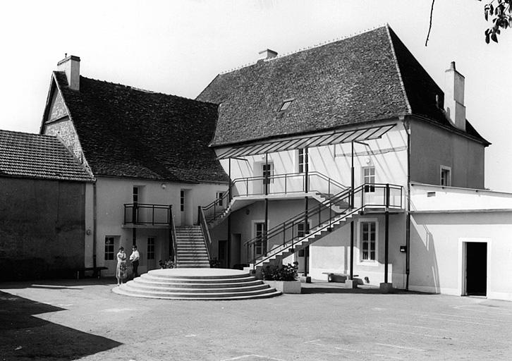 Corps de logis principal, façade postérieure et bâtiment ayant servi de chapelle en retour..