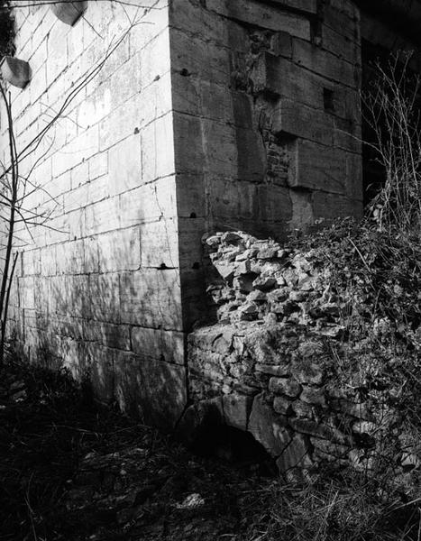 Haut fourneau, angle nord est : vestiges du mur de la halle de coulée.