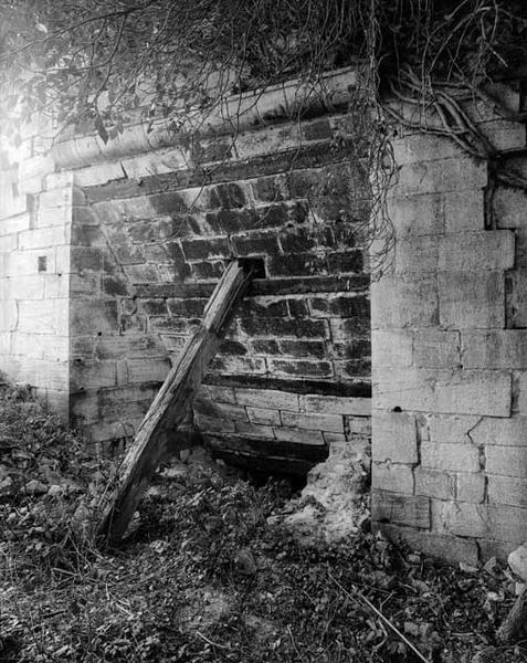 Haut fourneau, face nord : embrasure de coulée.