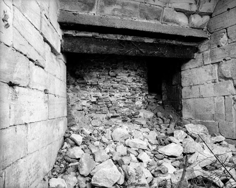 Haut fourneau, face ouest : emplacement des soufflets. La partie médiane de l'embrasure est renforcée par des marâtres en fonte..