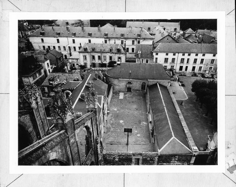 Vue aérienne prise de la cathédrale.