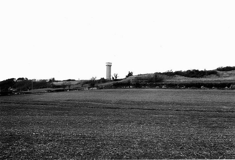 Vue d'ensemble des murs d'enceinte du parc.