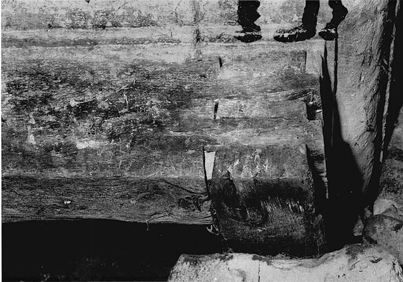 Détail de l'assemblage du corbeau et du linteau de bois.