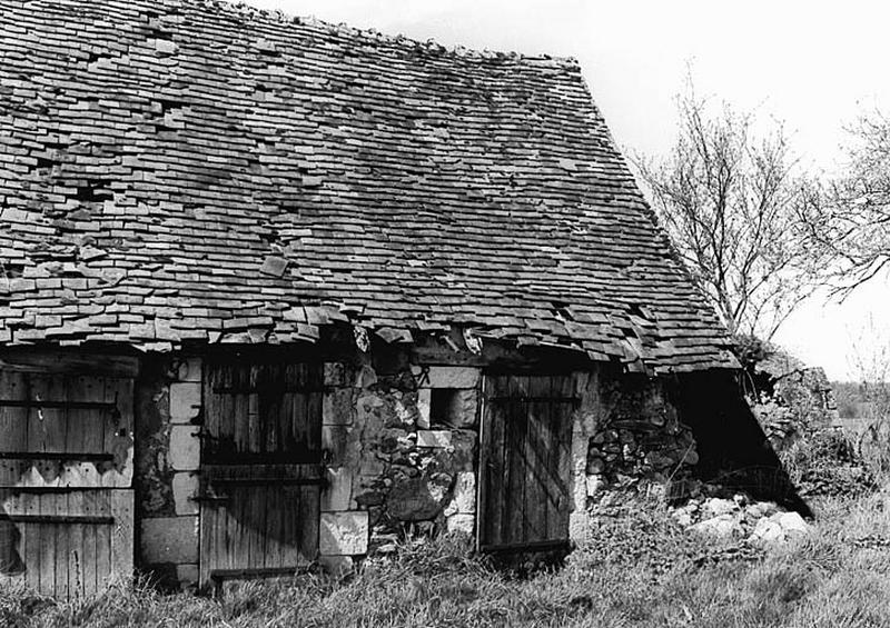 Vue générale de la partie logis, et du four ruiné à droite, du sud.