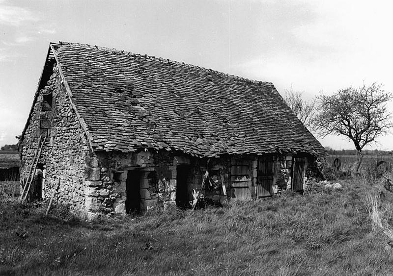 Vue générale de l'étable (à gauche) et du logis (à droite) accolés, du sud.