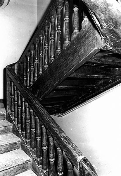 Vue escalier intérieur bois à retours du bâtiment collé à la tour.