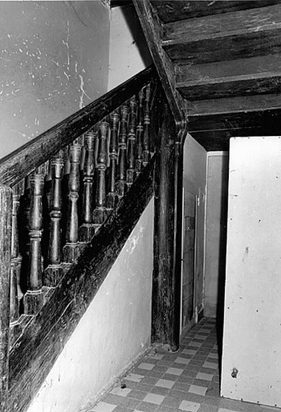 Vue générale escalier intérieur bois du bâtiment collé à la tour.