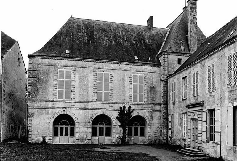 Vue générale du corps ouest du corps de logis qui abritait la chapelle en 1750, de l'ouest.