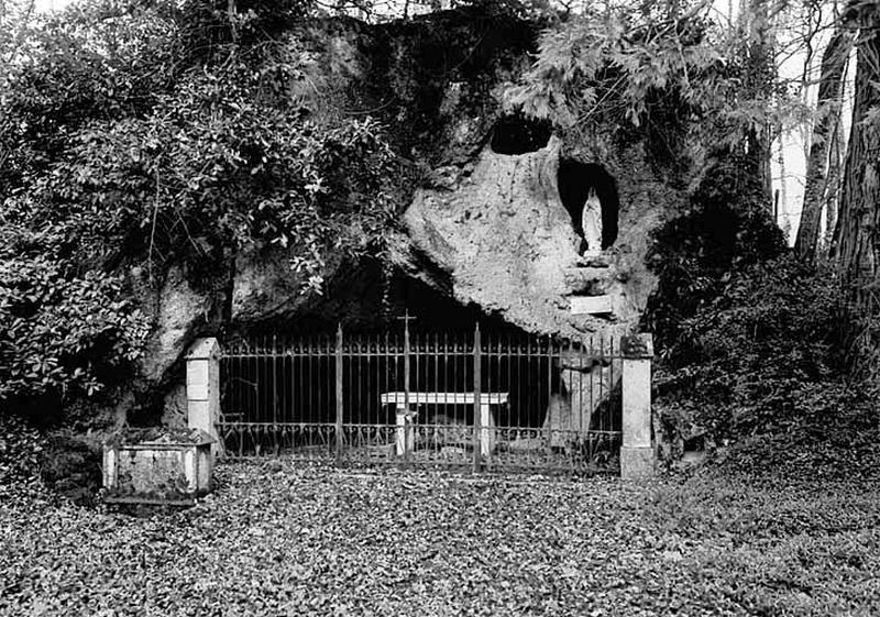 Parc : vue générale de la grotte dédiée à Notre-Dame de Lourdes, de l'est.