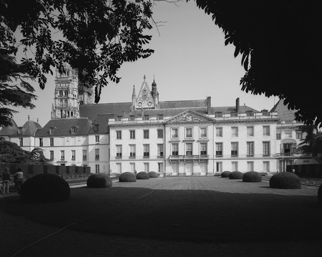 Façade antérieure sur la cour.