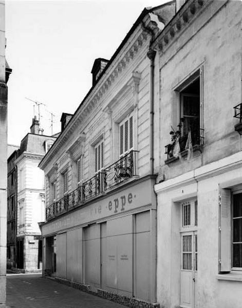 Façade antérieure sur rue.