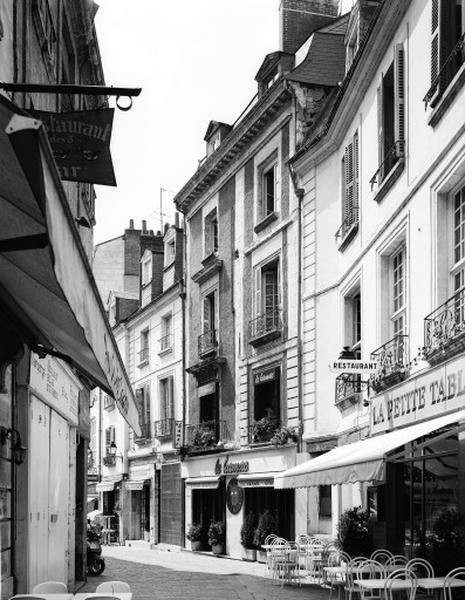 Façade antérieure sur rue.