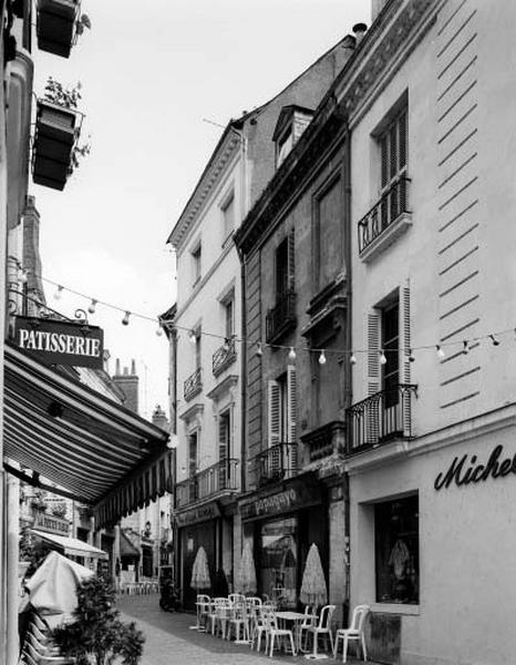 Façade antérieure sur rue.