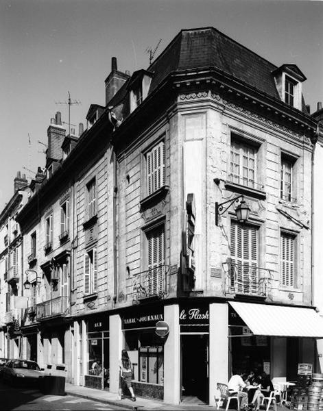 Vue d'ensemble, façade antérieure sur rue.