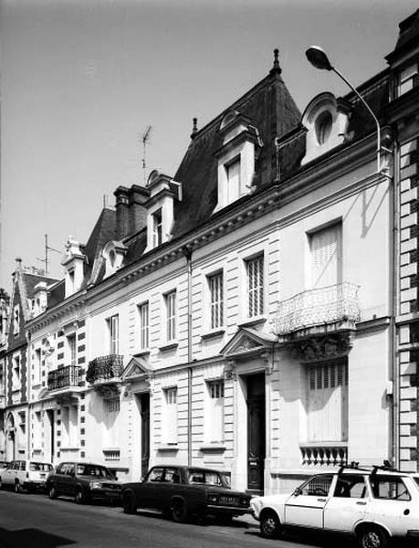 Vue d'ensemble, façades antérieures sur rue.