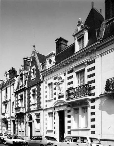 Vue d'ensemble, maison style Néo-Louis XIII avec un décor brique et pierre.