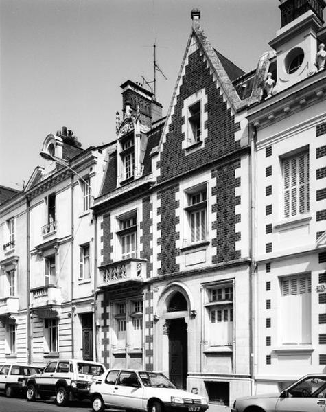 Vue d'ensemble, maison style néo-gothique en brique et pierre.