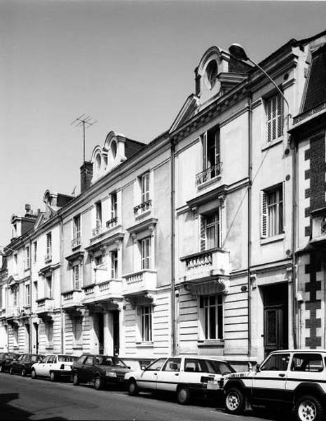 Vue d'ensemble, maisons symétriques ordonnancées.