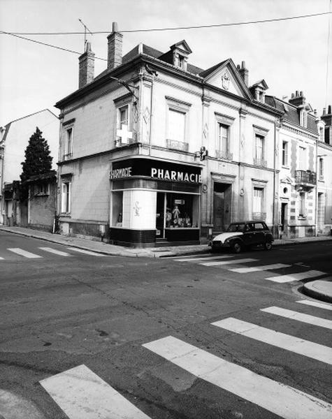 Façade antérieure sur rue.