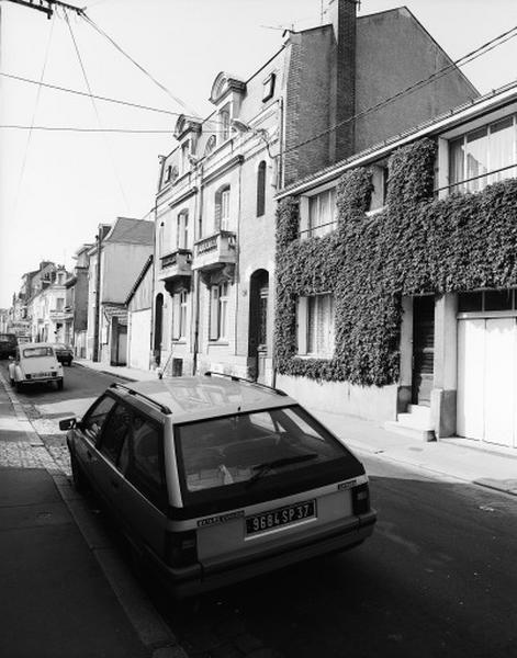 Vue d'ensemble, façade antérieure sur rue.