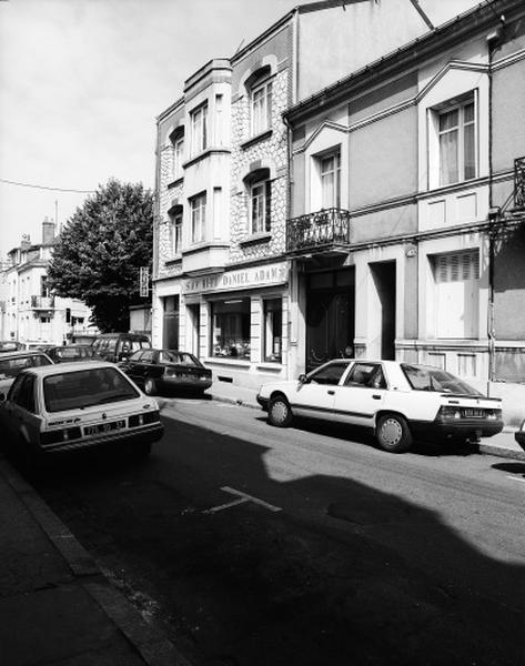 Vue d'ensemble de la façade antérieure sur rue, oriel.