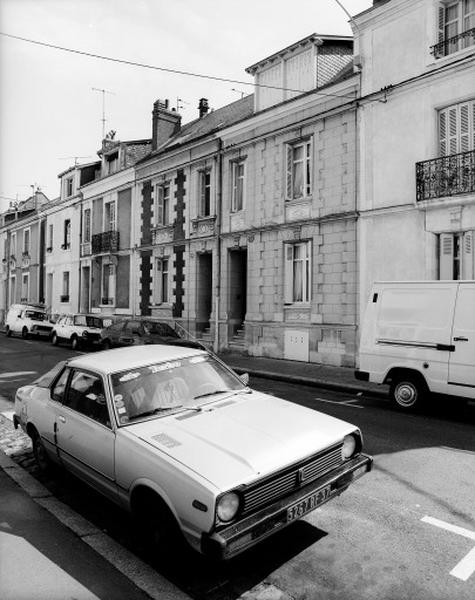 Vue d'ensemble de la façade antérieure sur rue : deux rendus esthétiques différents.