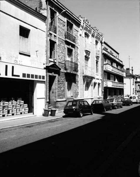 Vue d'ensemble des façades antérieures sur rue : deux versions différentes de la même élévation.