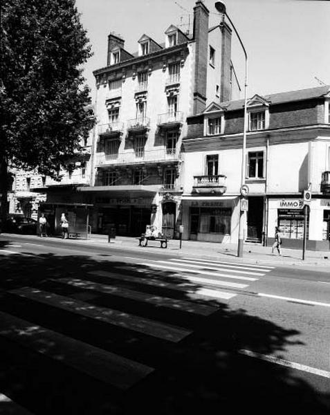 Vue d'ensemble, façade antérieure sur rue.