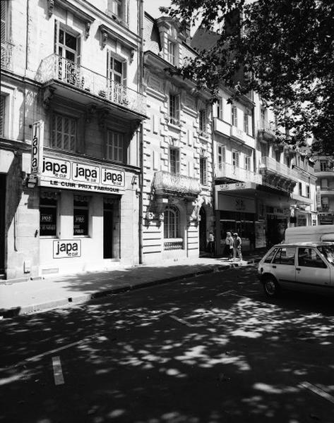 Maison néo Louis XIII, façade antérieure sur rue.