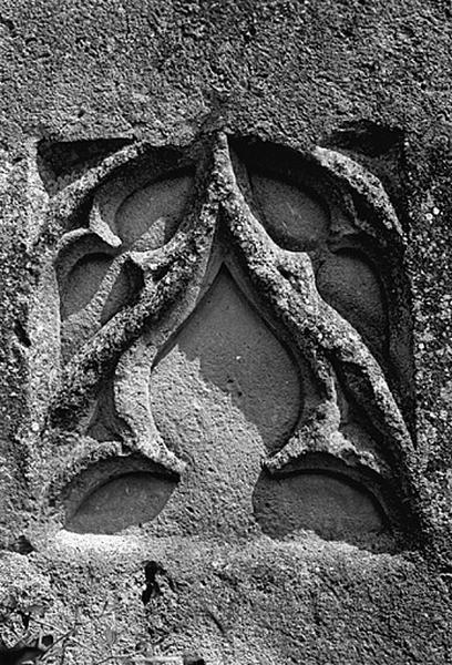 Détail d'une baie à remplages de l'ancienne église Saint-Pierre Sainte-Julitte, remployée dans le mur d'une dépendance de ferme du hameau.