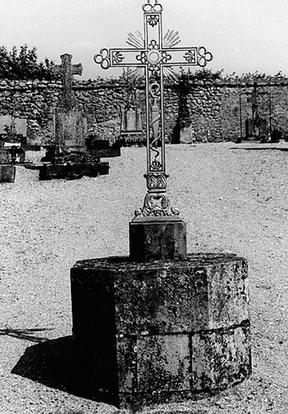 Cimetière : vue générale de la croix de cimetière, croix de fonte à caducée et tête de pleurant