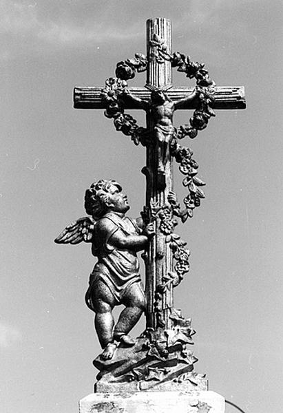 Cimetière : vue de détail d'une tombe au putto.