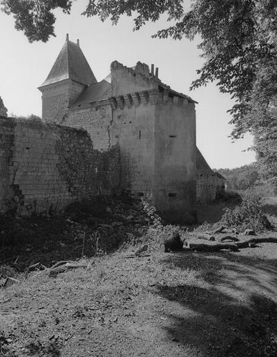 Tour en éperon : face est.