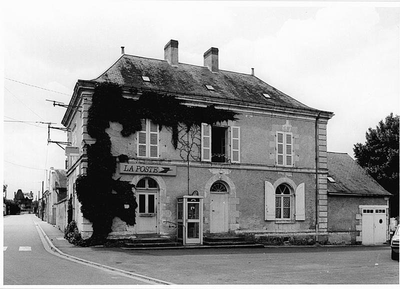 Vue générale de la mairie et de la poste.