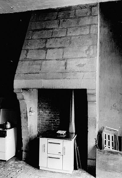 Vue générale de la cheminée de la cuisine dans la nouvelle aile.